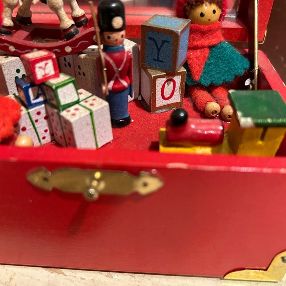 Vintage Musical Toy Chest Christmas Music Box - Picture 2 of 12